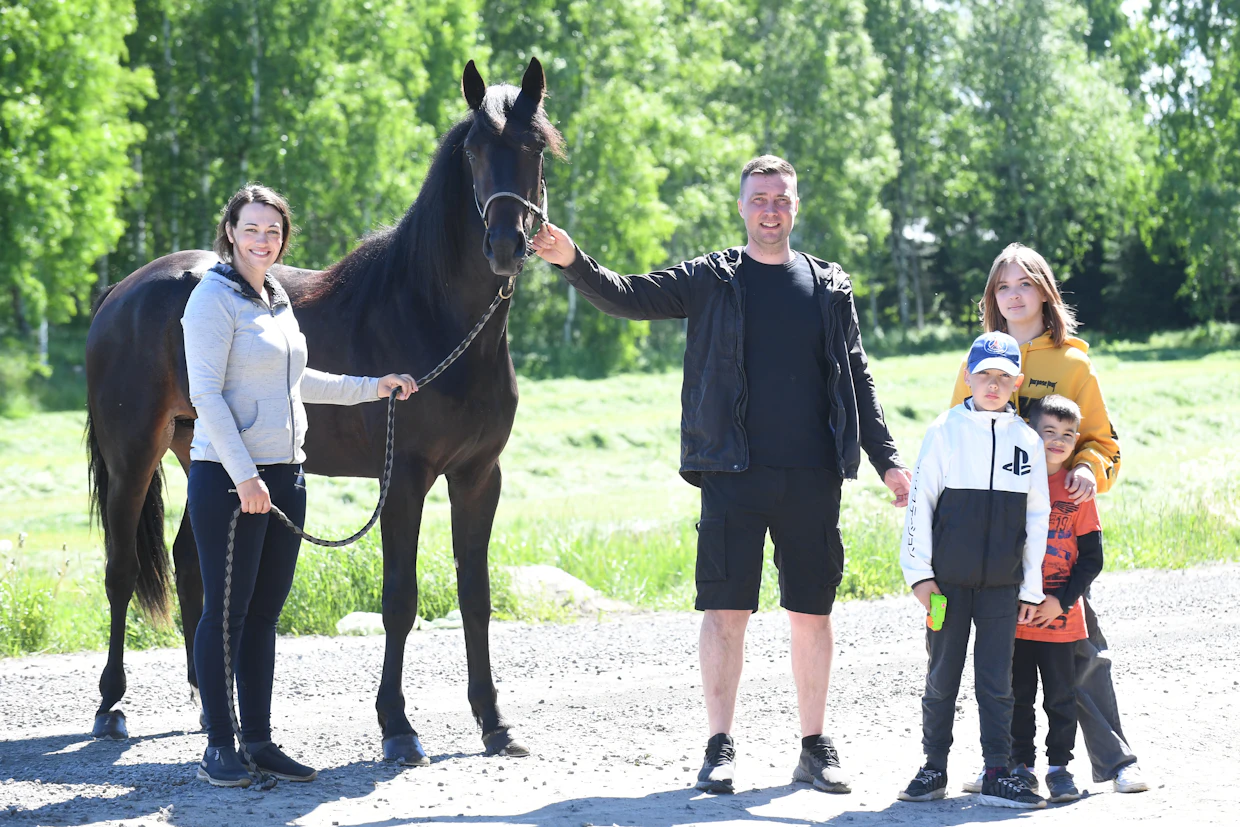 Karin Sirén ja Panu Ahonen esittävät Northwind Megaa. Edessä Lari Ahonen ja Kevin Sirén-Ruiz sekä heidän takanaan Ava Ahonen.