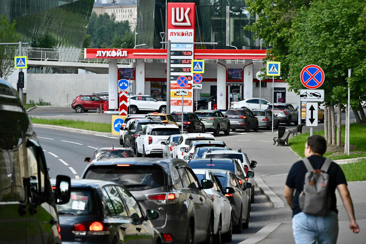 Ukrainan drooni-iskujen vuoksi moni venäläinen joutuu tärväämään kesänsä pitkissä bensajonoissa.