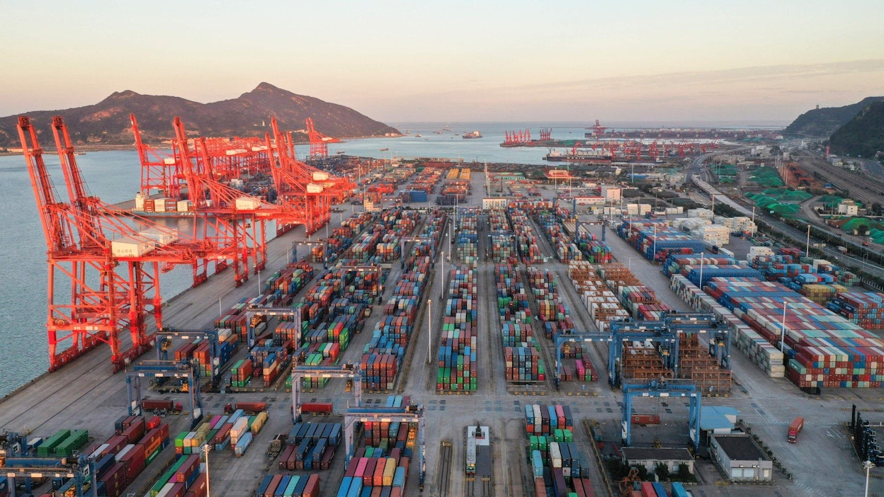 Kiinassa talouden arvioidaan kasvavan tänä vuonna 5,1 prosenttia. Kuva satamasta Jiangsun maakunnassa. LEHTIKUVA/AFP. 