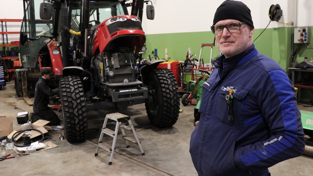 Baggas Bil &amp; Traktor Ab:n yrittäjä Anders Bergman on toiminut jo 30 vuotta huoltoyrittäjänä. Yrityksen raskaskonehallissa huolletaan sekä puimurit että traktorit, joista työn alla olivat nyt jälkimmäiset. Puimurit hän suosittelee huoltamaan aiempaa tarkemmin.