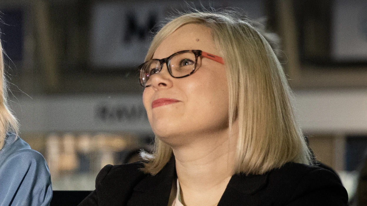 Hyrkön mielestä on niin ilmaston kuin taloudenkin kannalta kestämätöntä, että lähes tyhjiä lentokoneita tuetaan avokätisesti verovaroin.