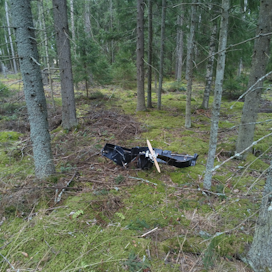 Miehittämätön ilma-alus metsässä Kouvolan pohjoisosissa. Poliisi räjäytti aluksen sunnuntaina.
