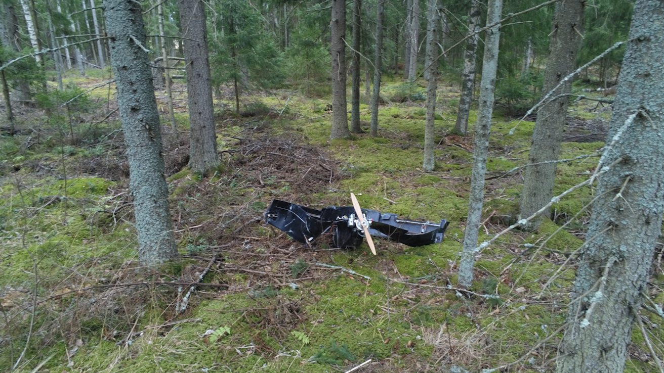 Miehittämätön ilma-alus metsässä Kouvolan pohjoisosissa. Poliisi räjäytti aluksen sunnuntaina.