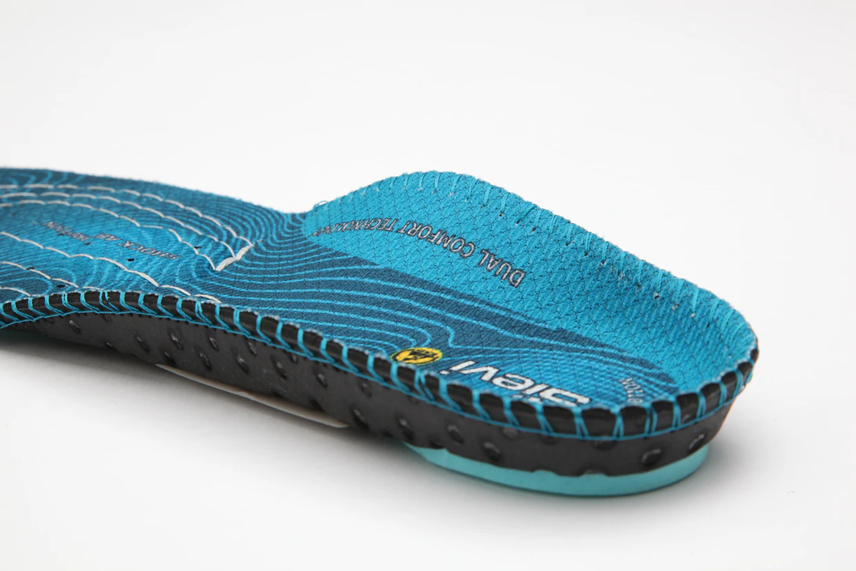 Korotettu holvikaari Sievi Dual Comfort Plus -pohjallisissa. Mitä enemmän taakkaa, sitä enemmän jalkaholvi rasittuu.