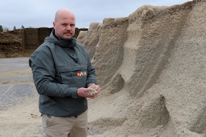 1 200 lihasonnia tarvitsevat paljon ja laadukasta rehua. Säilörehun ja viljan lisäksi Antero Ristimäki on lisännyt myös tuoreleikkeen käyttöä, jolla hän on korvannut ostosäilörehun tarpeen. 