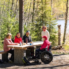 Karjalankallion huilaus -reitin varrella sijaitsevan ruokailupöydän ääreen on helppo tulla myös pyörätuolilla.