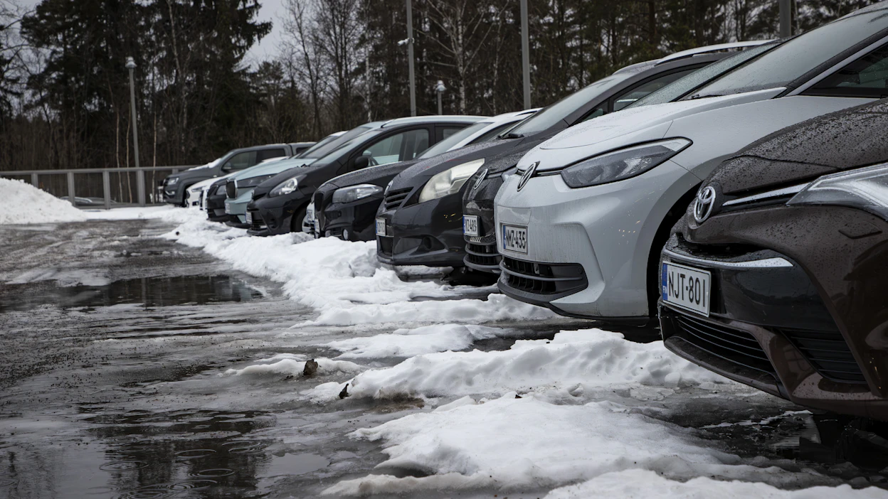 Sää lauhtuu perjantaihin mennessä maan etelä- ja länsiosassa plussan puolelle, jolloin sateen olomuoto muuttuu pääosin vedeksi.