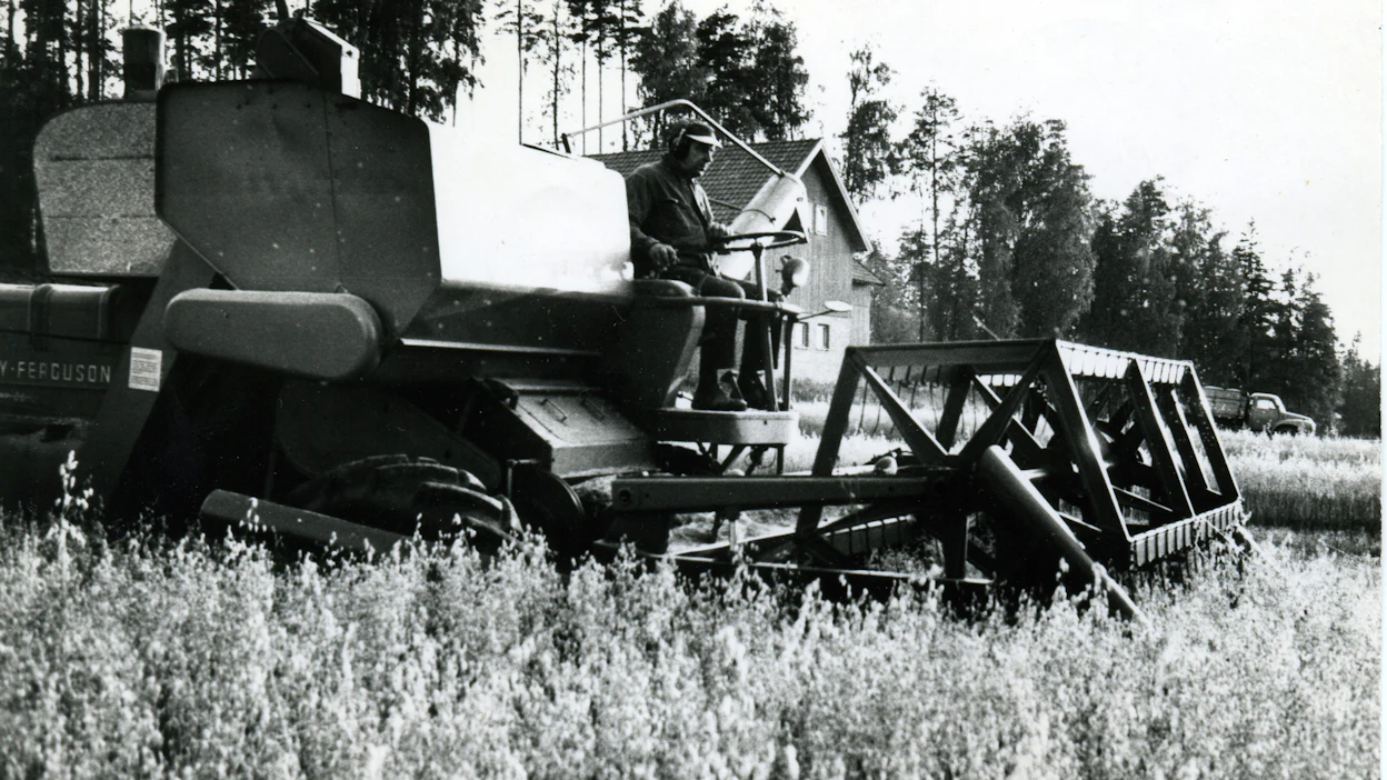 Porilainen progebändi sai nimensä maataloudesta. Kuva viljan niitosta vuonna 1971. Vuosi oli sama, jolloin yhtyeen esikoisalbumi ilmestyi.