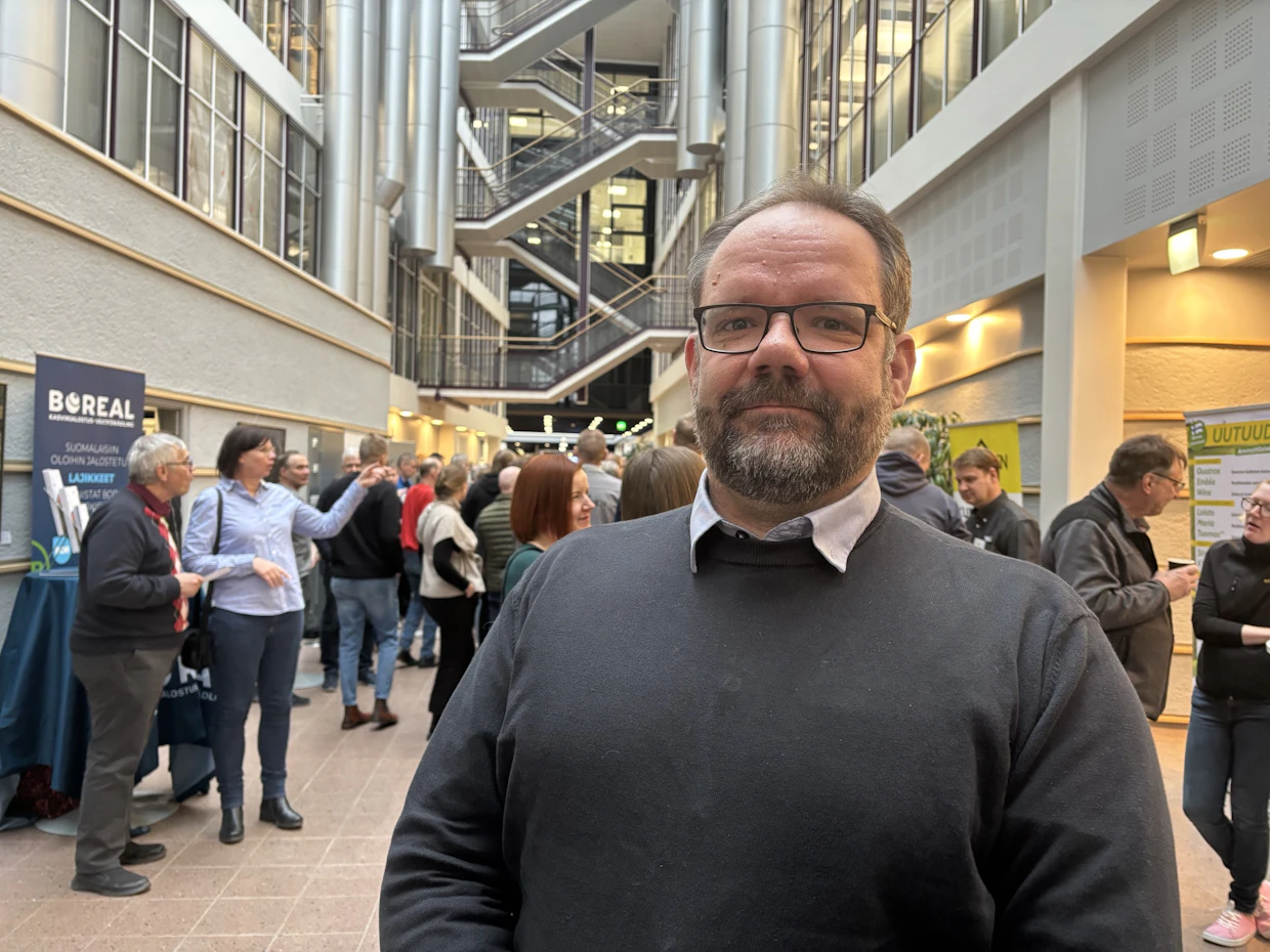 Niko Rannalla ei itsellään ole eläimiä, joten liete peltojen lannoitukseen pitää hankkia muualta.
