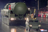 Valtiollisen uutistoimiston KCNA:n mukaan paraatissa oli esillä uusi mannertenvälinen ballistinen ohjus, jota valtionmedia kuvaili maan tehokkaimmaksi ydinasejärjestelmäksi. Kuvan on välittänyt KCNA, eikä sen aitoutta ole voitu todentaa. LEHTIKUVA / AFP / KCNA VIA KNS. 