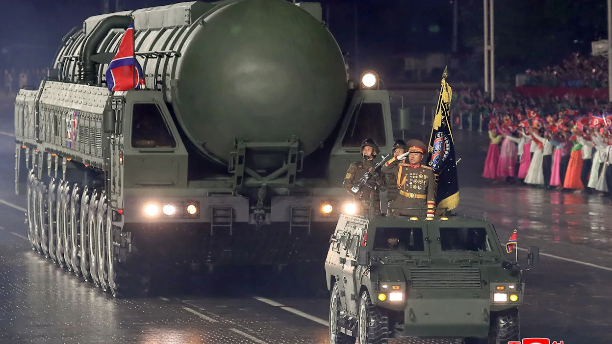 Valtiollisen uutistoimiston KCNA:n mukaan paraatissa oli esillä uusi mannertenvälinen ballistinen ohjus, jota valtionmedia kuvaili maan tehokkaimmaksi ydinasejärjestelmäksi. Kuvan on välittänyt KCNA, eikä sen aitoutta ole voitu todentaa. LEHTIKUVA / AFP / KCNA VIA KNS.