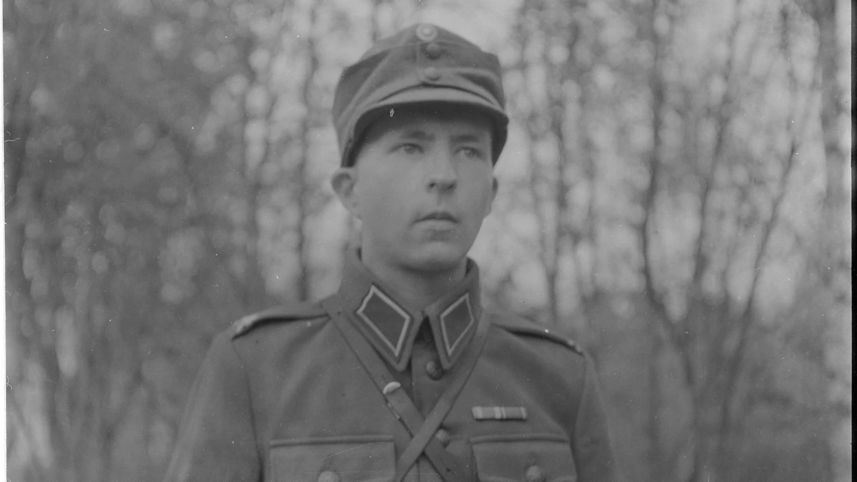 Kansakoulun käynyt tilallinen Veikko Vehviläinen oli arvokkaan ristin saadessaan 21-vuotias ja nähnyt sekä tehnyt enemmän kuin nuoren miehen olisi kuulunut.