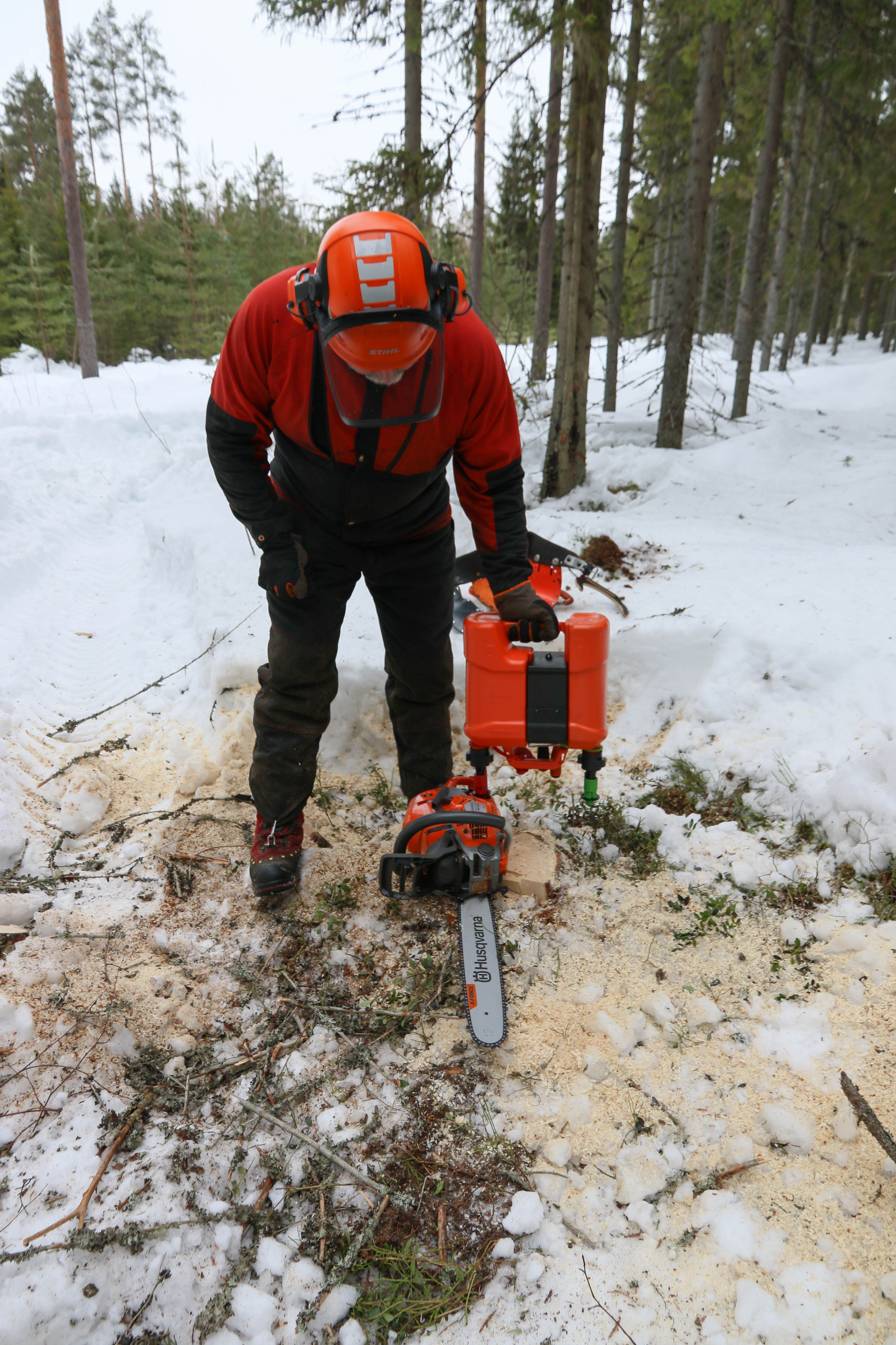 Moottorisahan tankkauksessa nykyaikaiset yhdistelmäkanisterit ovat käytännöllisiä apulaisia. Pressol on esitellyt malliston, jossa kanisterien käyttö onnistuu yhdelläkin kädellä.