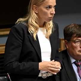 Sandra Bergqvist (r.) tuli valituksi kesällä Orpon hallituksen ministeriksi.
