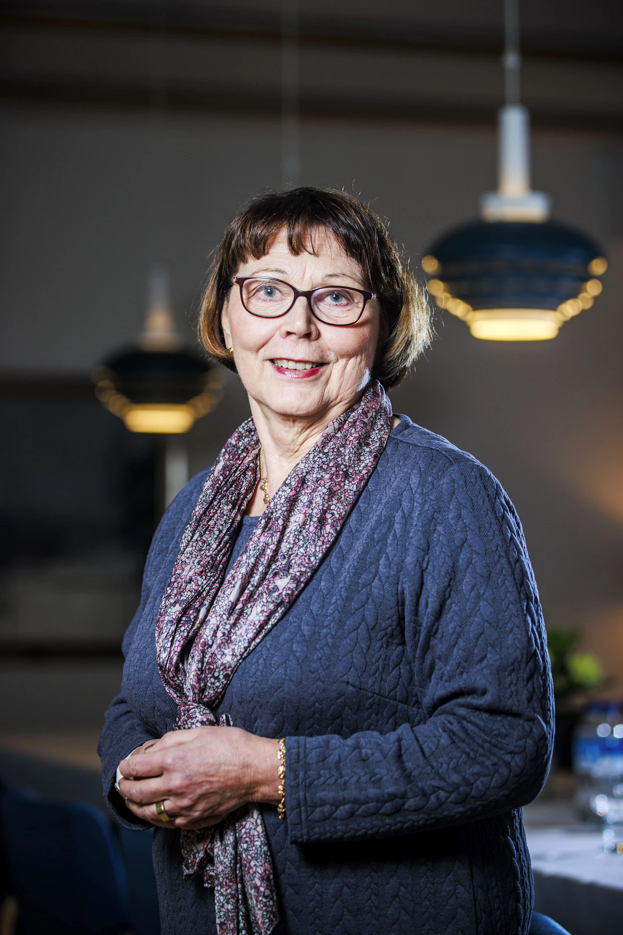 Pääkonttorissa Nordenskiöldinkadulla vallitsi ennen tiukka hierarkia. Outi Antila poseeraa ruokasalissa, joka vielä 1990-luvulla oli vain johtajiston käytössä.