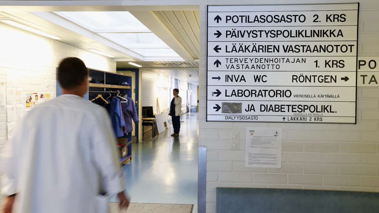Perusterveydenhuollon hoitotakuu tiukenee kahteen viikkoon tulevana syksynä. Pula henkilöstöstä tekee tavoitteesta epärealistisen. Tällä hetkellä joka kolmas ei pääse läkärille kahden viikon sisällä.