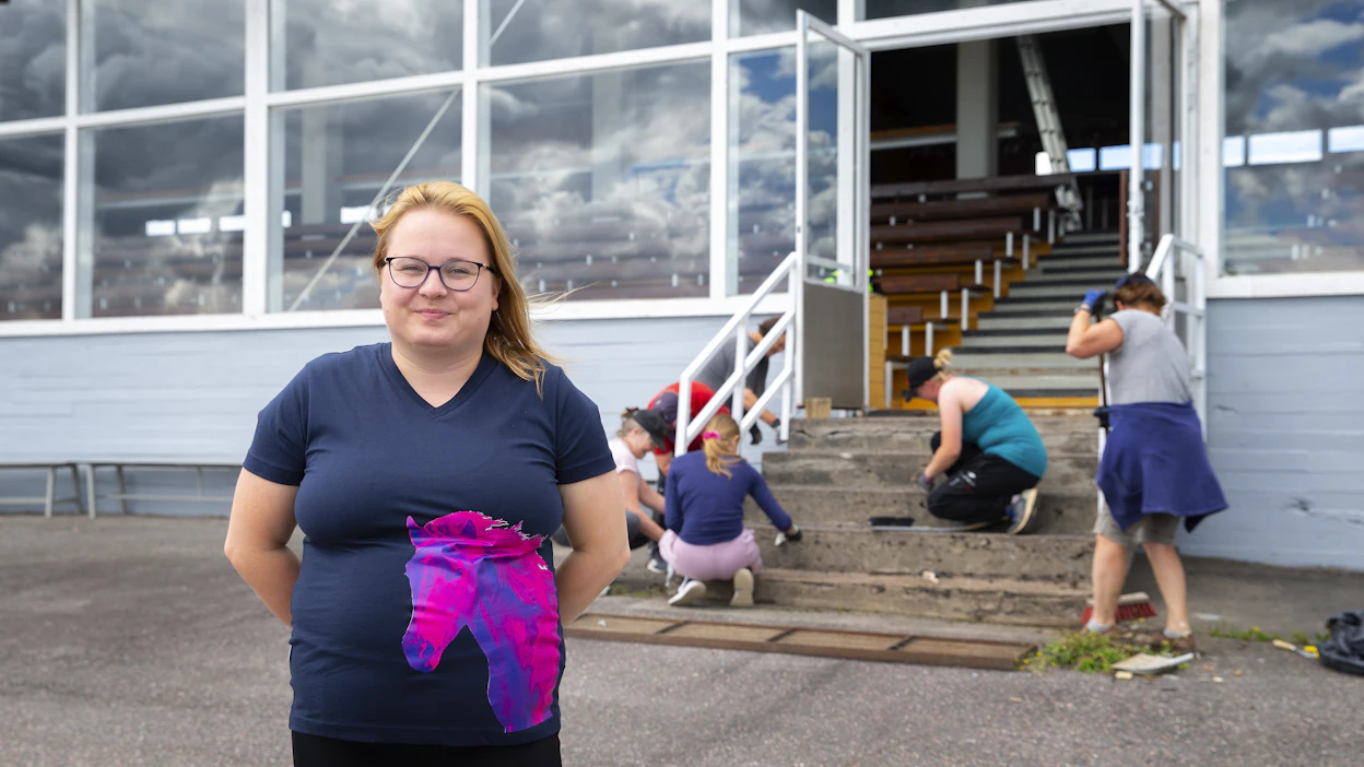 Talkoolaisuuskin muuttaa muotoaan. Elina Hirvonen kiittää, että silti on löytynyt iso vakioporukka, joka on jo kuukausia antanut aikaansa ja monipuolista osaamistaan.