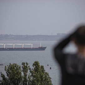 Kansainväliset toimittajat seurasivat maanantaina Odessassa, kun Sierra Leonen lipun alla purjehtiva Razoni-rahtilaiva lähti viemään ukrainalaista maissia Turkin Istanbulin kautta Libanonin Tripoliin.