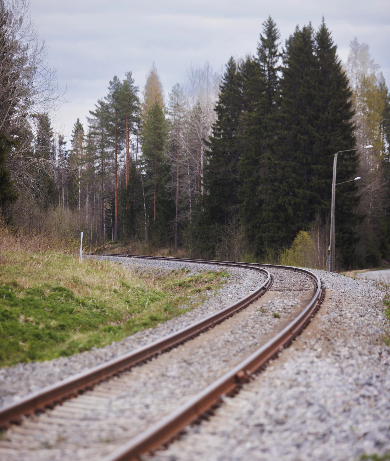 Rautateiden perusparannushanke Väli-Suomessa on jäämässä puolitiehen. Raideosuutta uudistettiin Jyvässeudulla, mutta Pieksämäen suunta on jäämässä ilman.