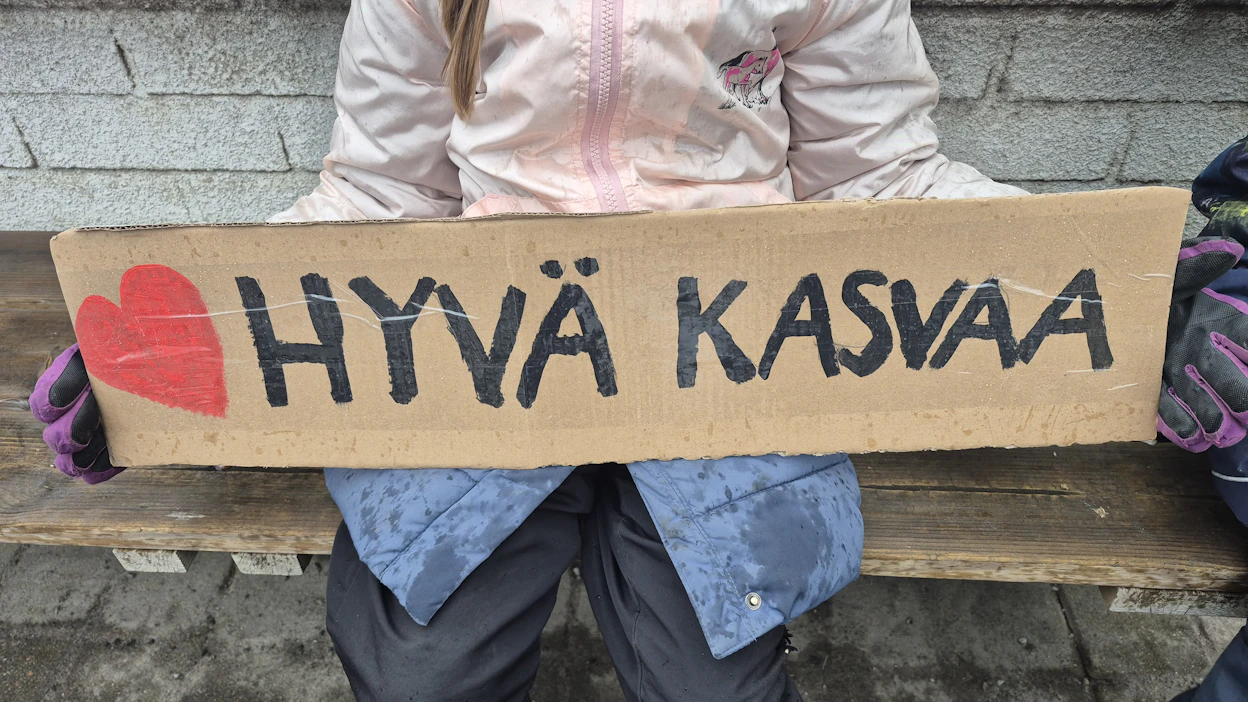 Koulujen säilyttämisen puolesta osoitettiin mieltä Ylistarossa maaliskuussa.