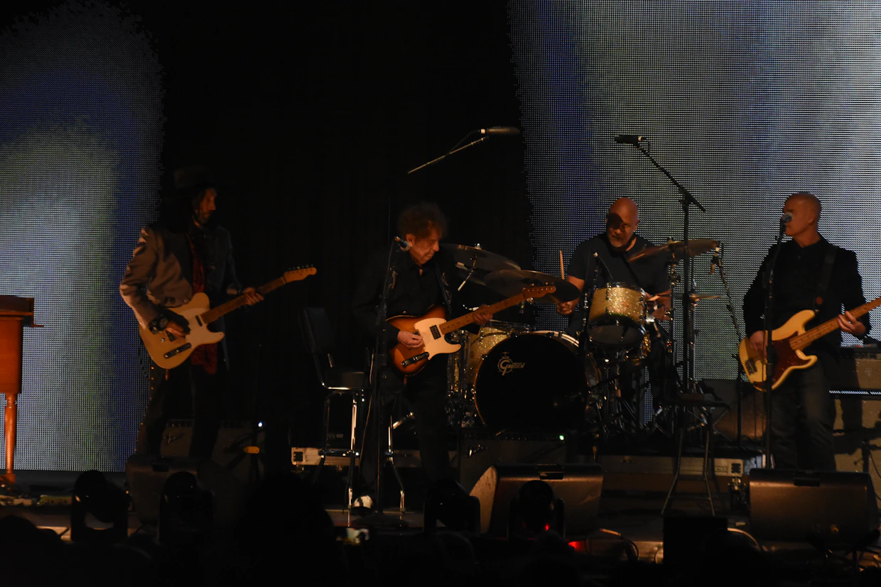 82-vuotias Bob Dylan (keskellä) esiintyi yllättäen Farm Aid -konsertissa Indianassa viime vuonna.