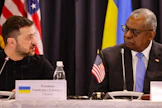 Ukrainan presidentti Volodymyr Zelenskyi ja Yhdysvaltain puolustusministeri Lloyd Austin Ukrainan materiaalitukea koordinoivan ryhmän kokouksen avajaisissa Ramsteinissa. LEHTIKUVA/AFP. 