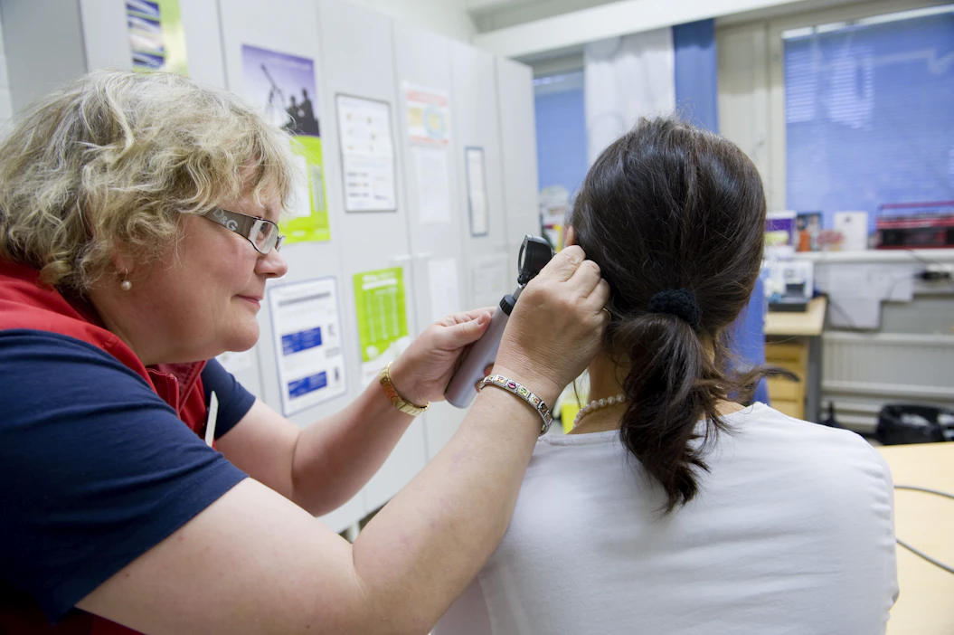 Diabeteshoitaja Päivi Nurminen tutkii potilasta Klaukkalan terveyskeskuksessa Nurmijärvellä. Kuvituskuva.