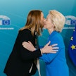 EU-parlamentin Roberta Metsola (vas.) ja EU-komission Ursula von der Leyen sopivat erimielisyytensä unionin uudesta budjetista.