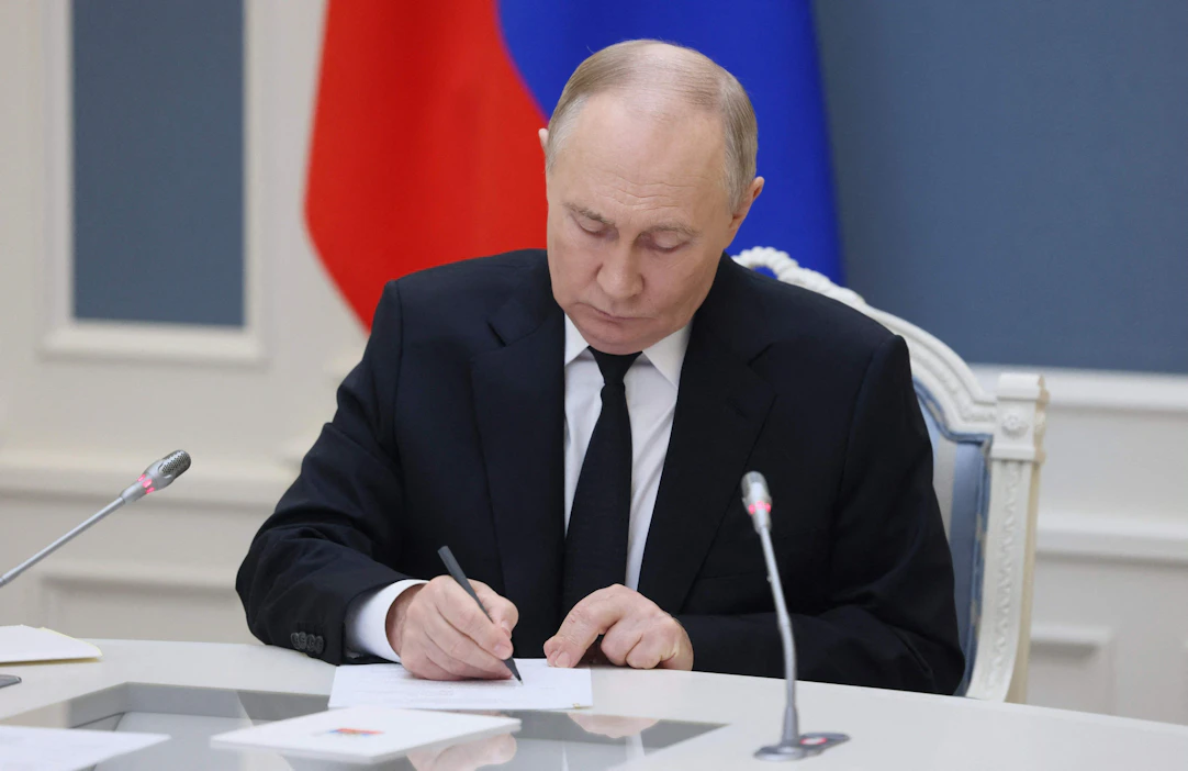 Presidentti Vladimir Putinin allekirjoittaman asetuksen mukaan ydinaseita voitaisiin käyttää myös sellaisia valtioita vastaan, joilla ei itsellään ole ydinaseita.