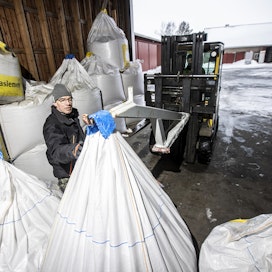 Suomessa on tällä hetkellä 131 siemenpakkaamoa. Yhtä niistä pyörittää Markku Salo Loimaalla.