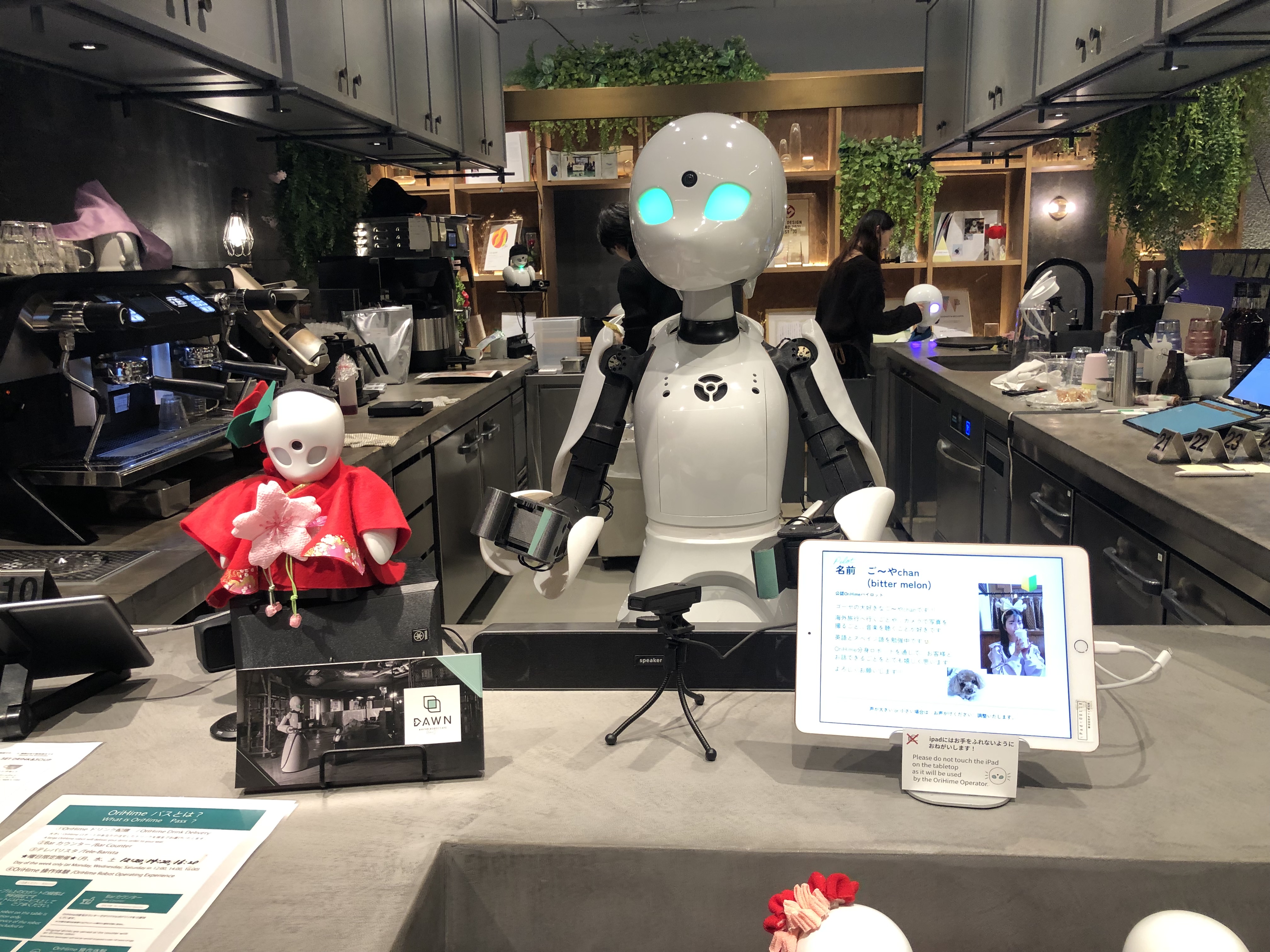 Avatar-kahvilassa vastaanottaja on robotti, joka ohjaa tekemään etänä tilauksen minitietokoneen ruudulla näkyvältä henkilöltä.