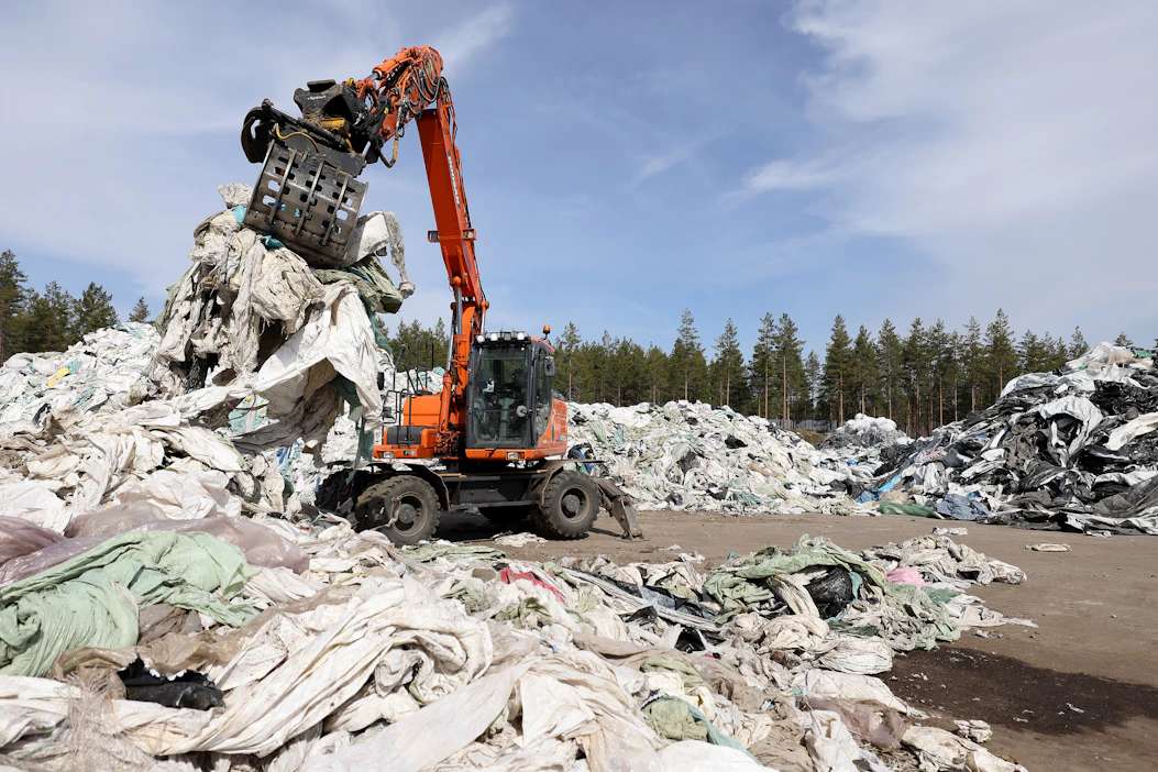 Heinäpaalimuoveja lajiteltiin keskiviikkona Clean Plastic Oy:n vastaanottoalueella Merikarvialla.