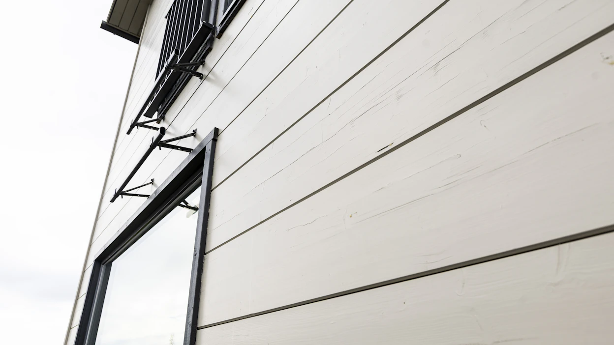 Asuntomessujen taloissa Lempäälässä vesipelti puuttui ikkunan yläosasta melkein aina.