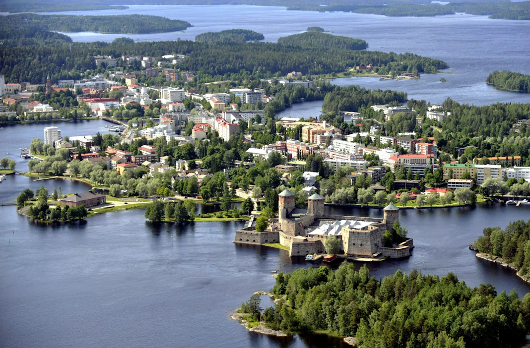 Valmisteluryhmään kuuluu edustajia muun muassa Etelä- ja Pohjois-Savosta. Kuvassa Savonlinna ilmasta. LEHTIKUVA / JUSSI NUKARI.