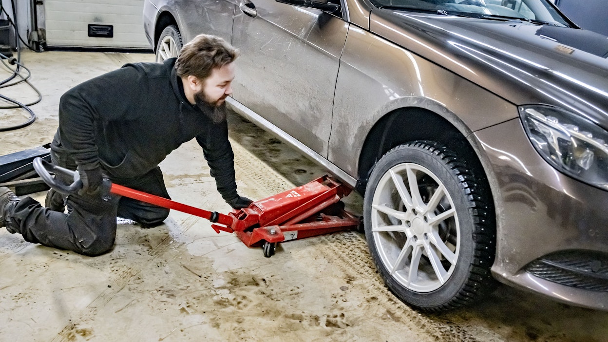 Asentaja Jere Järvinen vaihtaa rengasta Kurikan Rengasmestassa.