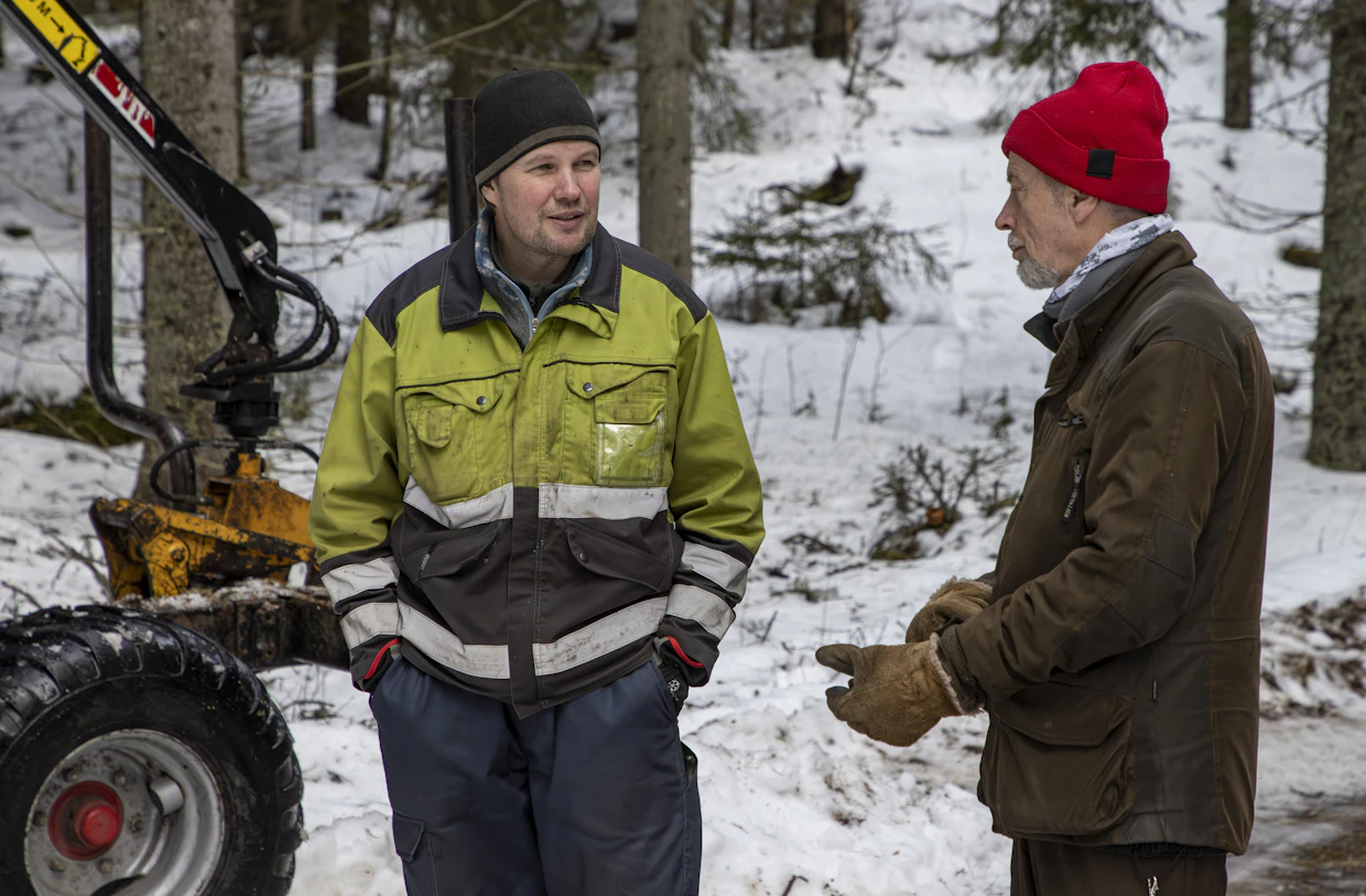 Heikki Tähkänen (vas.) on tehnyt aiemminkin töitä Jaakko Temmeksen metsässä. Toimiva yhteistyö edellyttää luottamusta.