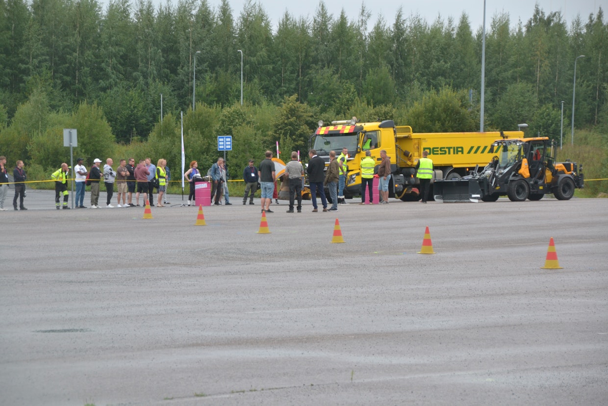 Kilpailijat ovat tutustumassa kalustoon ennen kilpailua.