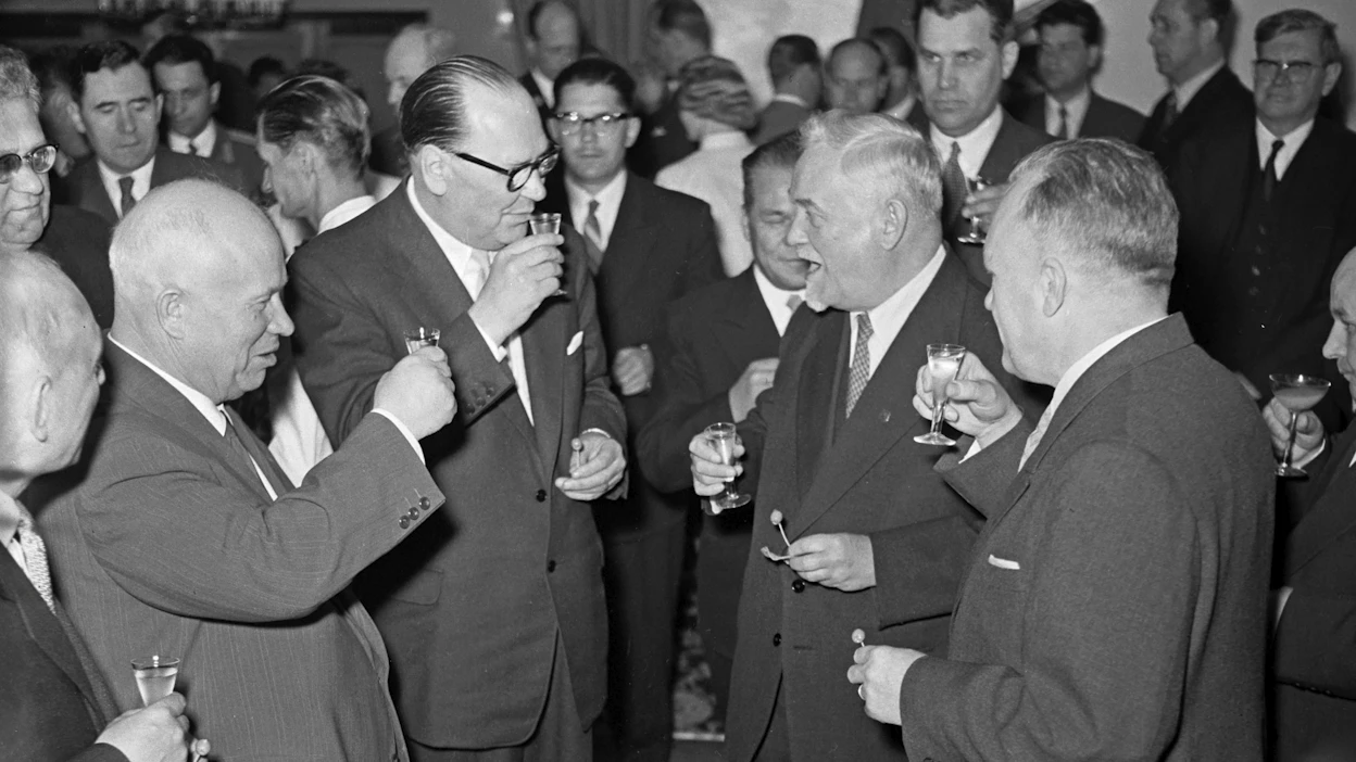 Neuvostoliiton pääministeri Nikolai Bulganin ja kommunistisen puolueen pääsihteeri Nikita Hruštšov vierailivat Suomessa kesäkuussa 1957. Vierailua isännöivät eduskunnan puhemies K-A. Fagerholm (toinen vasemmalta) ja pääministeri V. J. Sukselainen (oikealla).