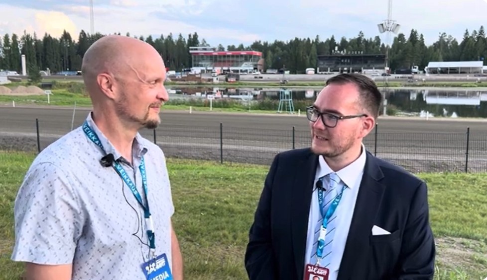 Miika Lähdeniemi (oik.) kertoo tunnelmat Jyväskylän Kuninkuusravien jälkeen. Haastattelijana on Antti Savolainen.