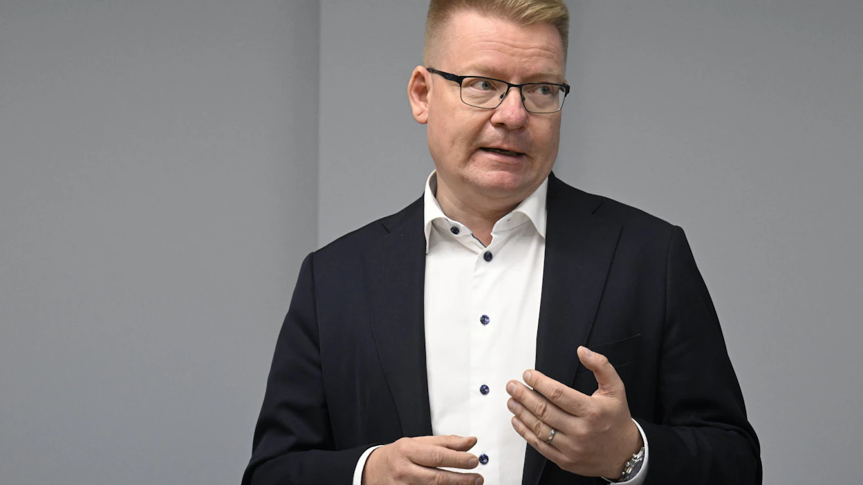 Työministerin valtiosihteeri Timo Jaatinen työ- ja elinkeinoministeriön tiedotustilaisuudessa Helsingissä torstaina.