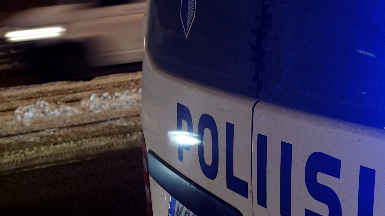 Poliisi epäilee yhdeksänkymppistä kuljettajaa törkeästä liikenneturvallisuuden vaarantamisesta. Kuvituskuvaa. LEHTIKUVA / TEEMU SALONEN.