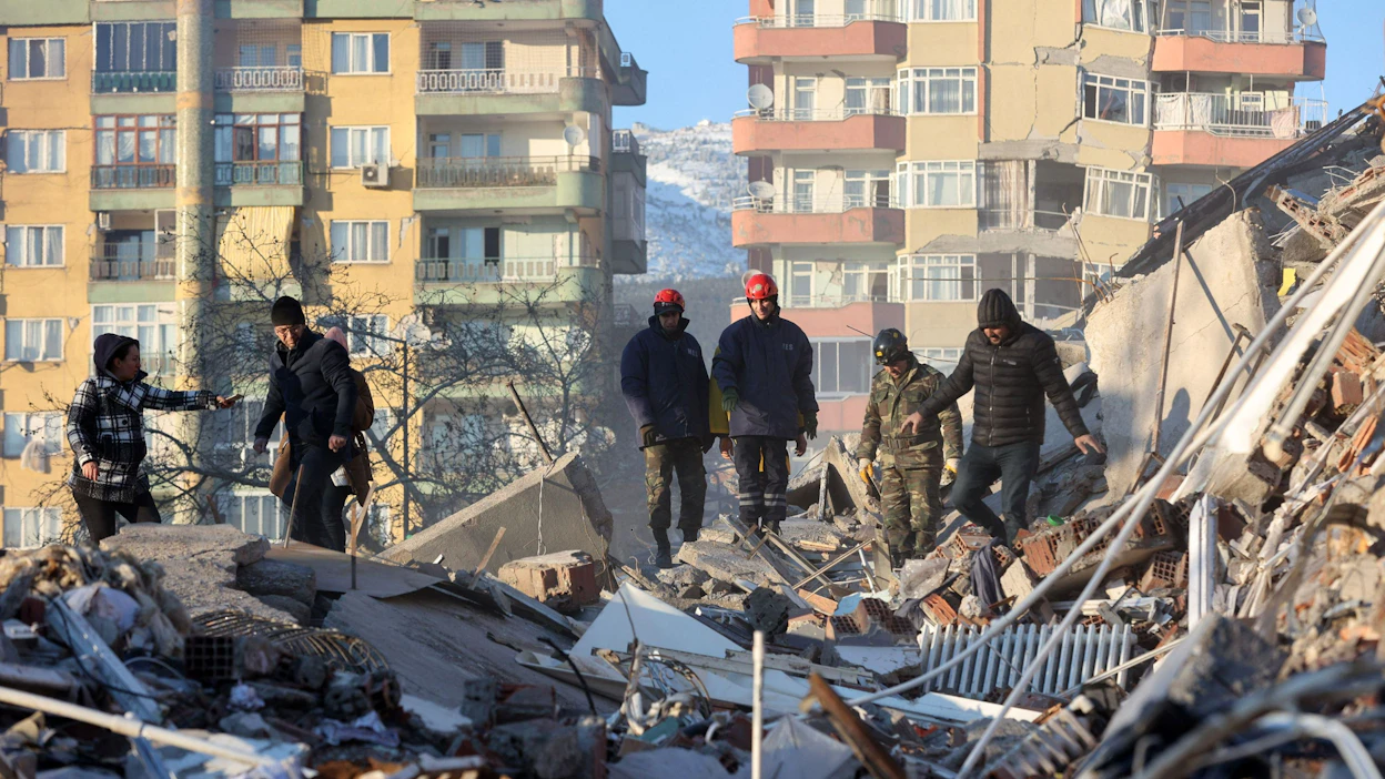 Useita tuhansia rakennuksia on sortunut monissa kaupungeissa Turkissa ja Syyriassa. Kuva eteläisestä Turkista tiistailta. LEHTIKUVA/AFP.