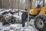 Hannes-mysrky runteli Orisbergin kartanon metsiä. Kartanon nuori isäntä Daniel Björkenheim suunnittelee hakkaavansa kokonaan myrskyn runteleman metsäkulman.
