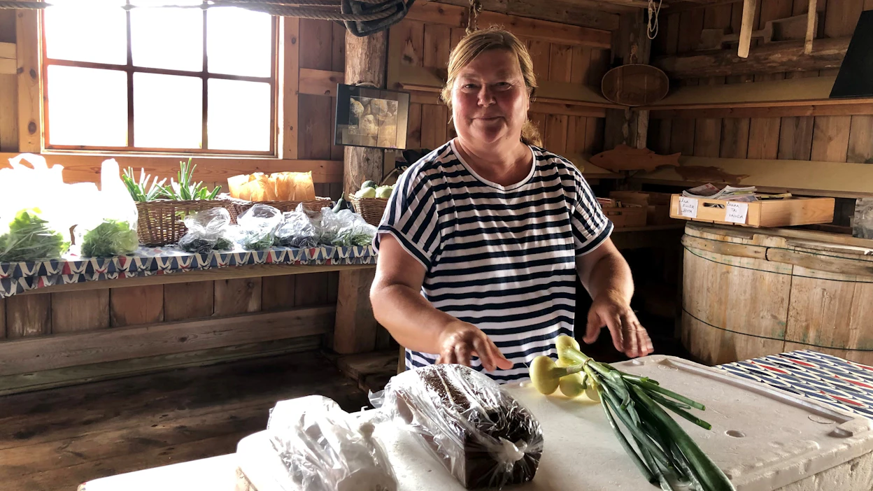 Agneta Jansson on syntyperäinen saarelainen ja myy veneilijöille oman uunin ja kasvimaan antimia.