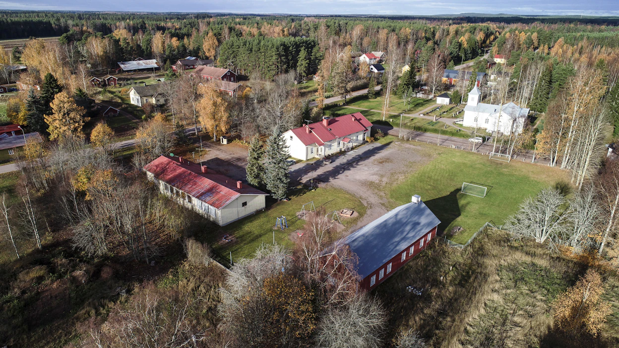 Virttaalla on pitkä talkooperinne: jo taustalla näkyvä kirkko vuodelta 1845 rakennettiin suureksi osaksi talkoilla. Kylässä on oma päiväkoti, mutta koulu lakkautettiin 2021.
