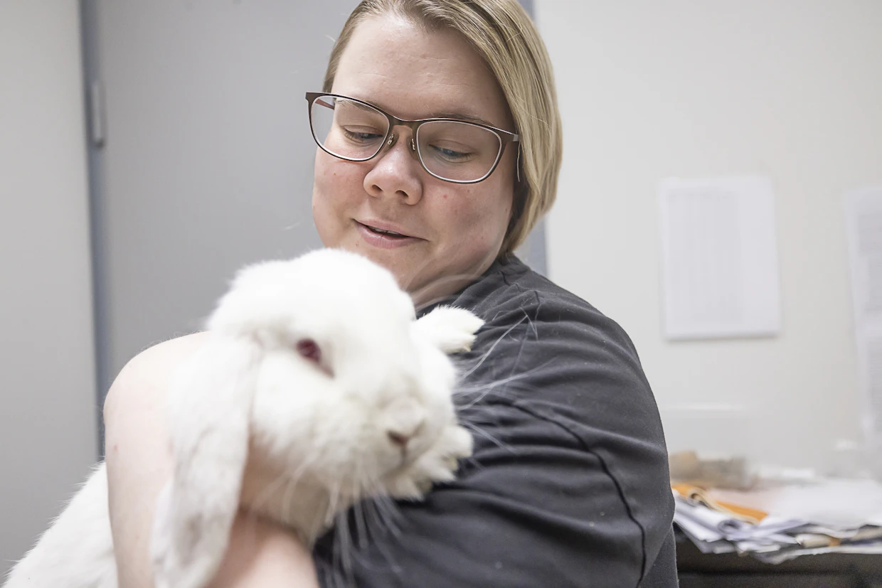 ”Taloustilanne näkyy paljonkin. Eläimiä jää siksi viemättä eläinlääkäriin”, Laura Kuivala kertoo. ”Positiivista on, että ihmiset ottavat yhteyttä meihin, eivätkä jätä asiaa sikseen.”