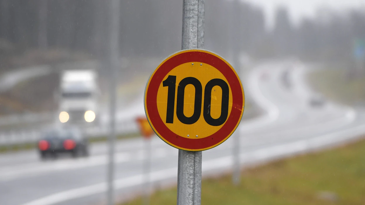 Maanteillä nopeusrajoitukset laskevat pääasiassa 80 kilometriin tunnissa, kun taas moottoriteillä rajoitus on 100 kilometriä tunnissa. LEHTIKUVA / Martti Kainulainen.