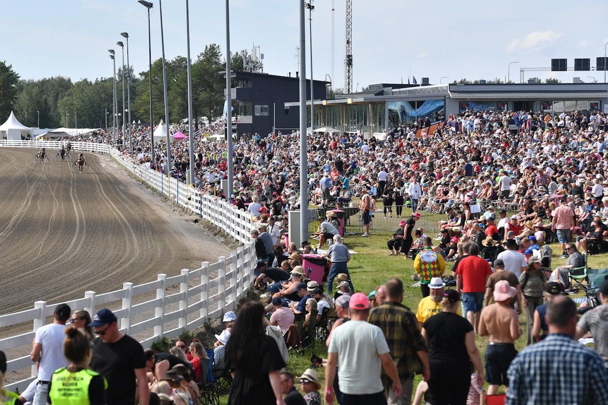 Suomenhevosten Kuninkuusravit ovat Suomen ravialan isoin ja hienoin tapahtuma, mutta enemmän kuin urheiluun, se perustuu toimivaan formaattiin, talvisotaan, oluen juomiseen ja hevosten karismaattisuuteen.