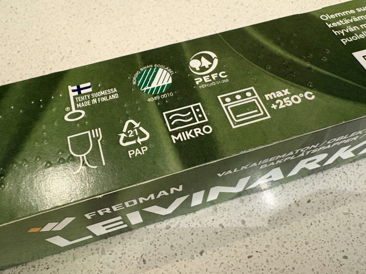 Valmistajat ilmoittavat leivinpaperin lämmönkeston pakkauksessa.