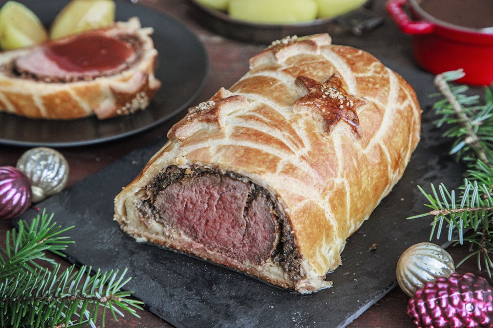 Beef Wellington on näyttävä ja mehevä liharuoka.